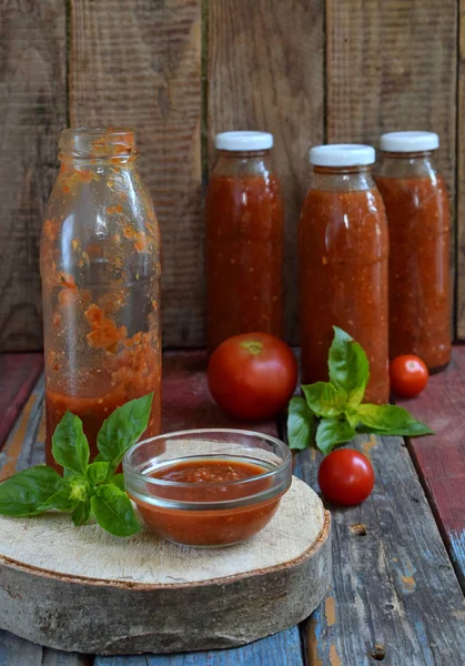 Gläser Tomatensauce mit Chili, Pfeffer und Basilikum. Bolognese Sauce, Passata, Lecho oder Adjika. Erhaltung. Konserven. — Stockfoto