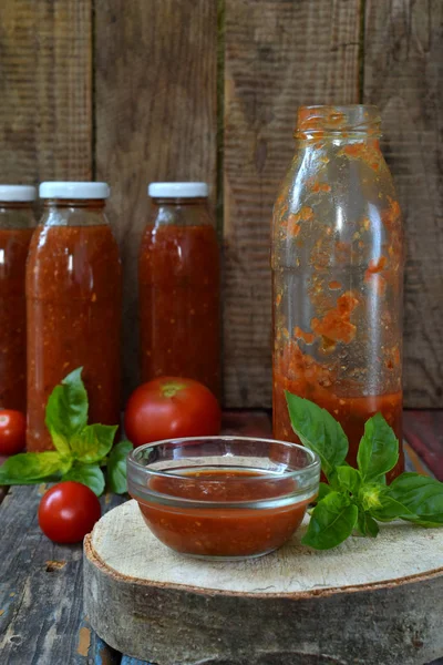 Frascos de molho de tomate com pimenta, pimenta e manjericão. Molho bolonhês, passata, lecho ou adjika. Preservação. Conservas . — Fotografia de Stock