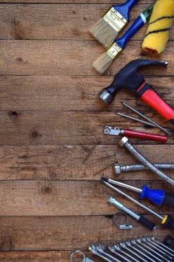Bina ve ahşap zemin üzerine tedavi için araçlar kümesi: çekiç, teyp, matkap ölçme.