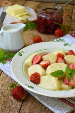 Tatlı berry kahvaltı. Tatlı tembel pierogi, ekşi krema, tereyağı ve çilek ahşap arka plan üzerinde köfte. İtalyan gnocchi. Metniniz için kopya alanı