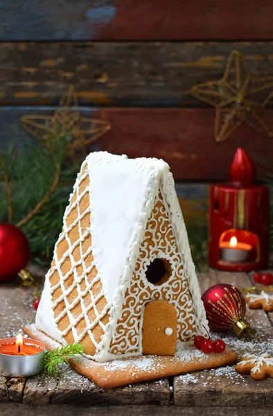 Çamın dalları, koniler ile bisküvi koyu arka plan üzerinde ev yapımı kurabiye evi. Avrupa Noel gelenekleri. Xmas tatil tatlılar.