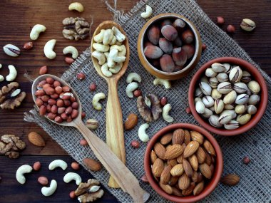 farklı bir ahşap arka plan - badem, kaju fıstığı, ceviz, fındık, fıstık fındık çeşitleri