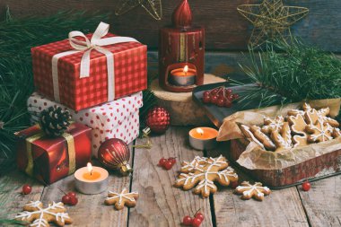 Noel kompozisyon gingerbread çerezleri, hediyeler, Festival dekorasyon ve köknar ağacı dalı. Tatil, yeni yıl, Xmas kavramı. Vintage tarzı. Kopya alanı ile düz yatıyordu, en iyi görünümü.