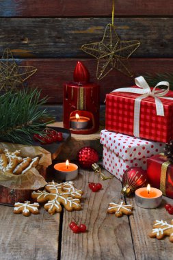 Noel kompozisyon gingerbread çerezleri, hediyeler, Festival dekorasyon ve köknar ağacı dalı. Tatil, yeni yıl, Xmas kavramı. Vintage tarzı. Kopya alanı ile düz yatıyordu, en iyi görünümü.