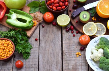 Askorbik asit, C vitamini - Narenciye, karnabahar, brokoli, tatlı biber, kivi, köpek gül, domates, elma, frenk üzümü, deniz topalak içeren ürünler bileşimi. Üstten Görünüm. Düz yatıyordu.