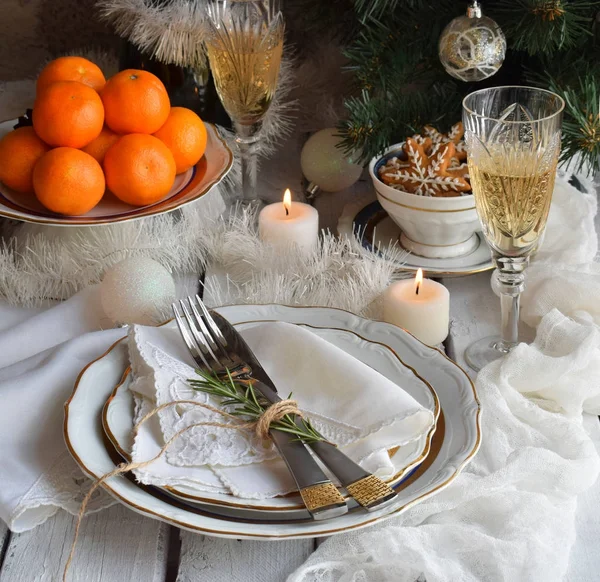 Kerst- en Nieuwjaars vakantie tabel instellen. Viering. Couvert voor Xmas diner. Decoraties voor de feestdagen. Decor. Plaat, mandarijnen, glazen met Champagne, cake van het Fruit. — Stockfoto