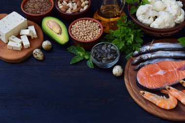 Doymamış yağ asitleri Omega 3 - balık, fındık, soya peyniri, avokado, yumurta, soya fasulyesi, keten, kabak çekirdeği, karnabahar, dereotu, bitkisel yağ içeren ürünler bileşimi. Üstten Görünüm. Sağlıklı gıda