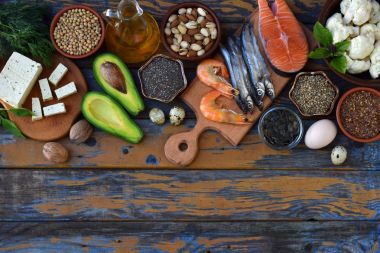 Doymamış yağ asitleri Omega 3 - balık, fındık, soya peyniri, avokado, yumurta, soya, keten, kabak çekirdeği, chia, kenevir, karnabahar, dereotu, bitkisel yağ içeren ürünler bileşimi. Üstten Görünüm. Sağlıklı gıda