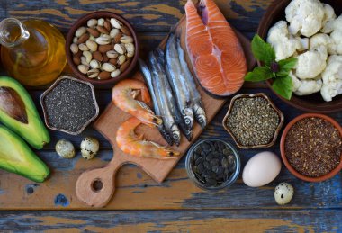 Doymamış yağ asitleri Omega 3 - balık, fındık, avokado, yumurta, soya fasulyesi, keten, kabak çekirdeği, chia, kenevir, karnabahar, dereotu, bitkisel yağ içeren ürünler bileşimi. Üstten Görünüm. Sağlıklı gıda