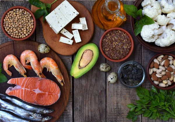 Doymamış yağ asitleri Omega 3 - balık, fındık, soya peyniri, avokado, yumurta, soya fasulyesi, keten, kabak çekirdeği, karnabahar, dereotu, bitkisel yağ içeren ürünler bileşimi. Üstten Görünüm. Sağlıklı gıda