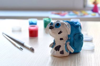 Boya Fırçası ve kil çömlek el yapımı köpek rakam. Destekleyici yaratıcılık, öğrenme yapıyorsun, Diy project, el tekne tarafından. Eğitim ve yetenekli çocukların gelişimi kavramı.