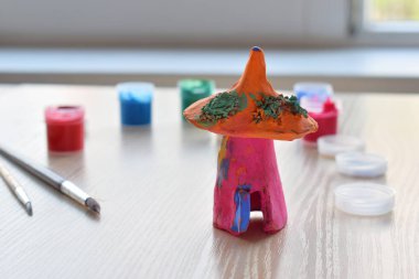 Boya Fırçası ve kil çömlek evinden el yapımı peri masalı. Destekleyici yaratıcılık, öğrenme yapıyorsun, Diy project, el tekne tarafından. Eğitim ve yetenekli çocukların gelişimi kavramı.