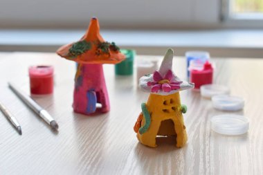 Boya Fırçası ve kil çömlek evinden el yapımı peri masalı. Destekleyici yaratıcılık, öğrenme yapıyorsun, Diy project, el tekne tarafından. Eğitim ve yetenekli çocukların gelişimi kavramı.