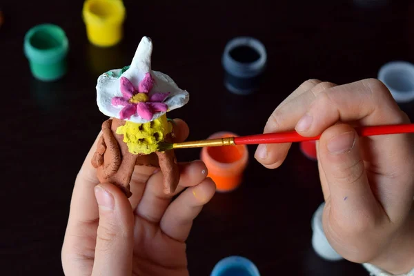 Fazendo brinquedos, pinta uma casa de conto de fadas de barro de cerâmica com guache. Lazer criativo interno para crianças. Apoiar a criatividade, aprender fazendo, projeto DIY, artesanato. Master class de arte . — Fotografia de Stock