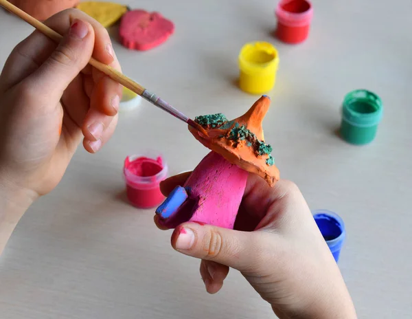 Haciendo juguetes, pinta una casa de cuento de hadas de cerámica con gouache. Ocio creativo interior para niños. Apoyo a la creatividad, aprendizaje por hacer, proyecto de bricolaje, artesanía. Clase magistral de arte . —  Fotos de Stock