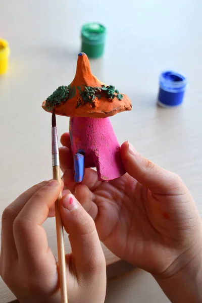 Haciendo juguetes, pinta una casa de cuento de hadas de cerámica con gouache. Ocio creativo interior para niños. Apoyo a la creatividad, aprendizaje por hacer, proyecto de bricolaje, artesanía. Clase magistral de arte . —  Fotos de Stock