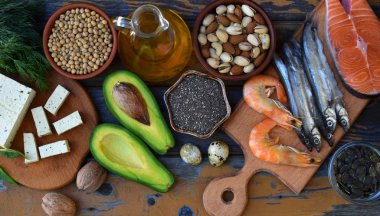 Ürünleri içeren doymamış yağ asitleri Omega 3 - balık, fındık, soya peyniri, avokado, yumurta, soya fasulyesi, kabak çekirdeği, chia, kenevir, dereotu, bitkisel yağ bileşimi. Üstten Görünüm. Sağlıklı gıda