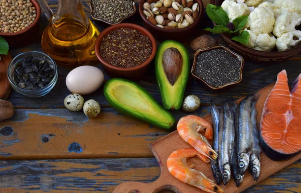 Doymamış yağ asitleri Omega 3 - balık, fındık, avokado, yumurta, soya fasulyesi, keten, kabak çekirdeği, chia, kenevir, karnabahar, dereotu, bitkisel yağ içeren ürünler bileşimi. Üstten Görünüm. Sağlıklı gıda — Stok fotoğraf