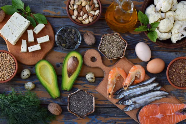 Doymamış yağ asitleri Omega 3 - balık, fındık, soya peyniri, avokado, yumurta, soya, keten, kabak çekirdeği, chia, kenevir, karnabahar, dereotu, bitkisel yağ içeren ürünler bileşimi. Üstten Görünüm. Sağlıklı gıda