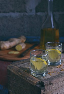Ev yapımı zencefil tentür veya ahşap arka plan ale. Rustik tarzı. Bir cam baharat sarı likör. Alkol içki.