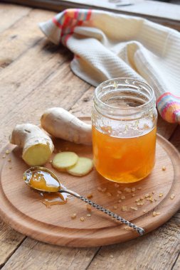 Ahşap arka planda ev yapımı zencefil ve limon reçeli. Kışın bağışıklık sistemini destekleyen doğal ürünler. Bitkisel ilaçlar, sağlıklı yiyecekler..