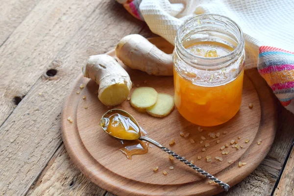 Hausgemachte Ingwer- und Zitronenmarmelade auf Holzgrund. Natürliche Produkte zur Unterstützung des Immunsystems im Winter. Pflanzliche Medizin, gesunde Ernährung. — Stockfoto