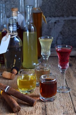 Çeşitli alkollü içecek ve puro. Şarap, konyak, likör, tentür, konyak, gözlük, şişe viski kümesi. Alkol ve alkollü kokteyller ve içecek yapmak için çok çeşitli. Kopya alanı