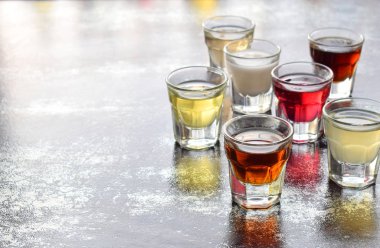 Çeşitli alkollü içkiler. Şarap, konyak, likör, tentür, konyak, viski bardaklarda kümesi. Alkol ve alkollü kokteyller ve içecek yapmak için çok çeşitli. Metin için yer kopyalayın