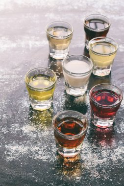 Çeşitli alkollü içkiler. Şarap, konyak, likör, tentür, konyak, viski bardaklarda kümesi. Alkol ve alkollü kokteyller ve içecek yapmak için çok çeşitli. Metin için yer kopyalayın