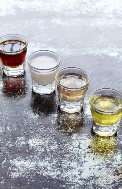 Çeşitli alkollü içkiler. Şarap, konyak, likör, tentür, konyak, viski bardaklarda kümesi. Alkol ve alkollü kokteyller ve içecek yapmak için çok çeşitli. Metin için yer kopyalayın