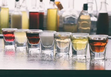 Çeşitli alkollü içkiler. Şarap, konyak, likör, tentür, konyak, gözlük, şişe viski kümesi. Alkol ve alkollü kokteyller ve içecek yapmak için çok çeşitli. Metin için yer kopyalayın