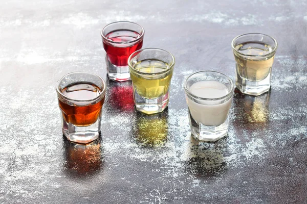 Çeşitli alkollü içkiler. Şarap, konyak, likör, tentür, konyak, viski bardaklarda kümesi. Alkol ve alkollü kokteyller ve içecek yapmak için çok çeşitli. Metin için yer kopyalayın