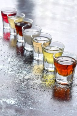 Çeşitli alkollü içkiler. Şarap, konyak, likör, tentür, konyak, viski bardaklarda kümesi. Alkol ve alkollü kokteyller ve içecek yapmak için çok çeşitli. Metin için yer kopyalayın