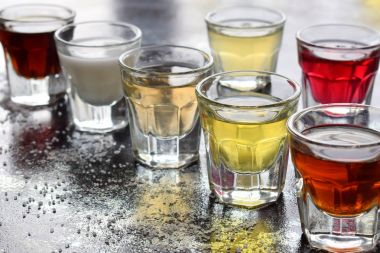 Çeşitli alkollü içkiler. Şarap, konyak, likör, tentür, konyak, viski bardaklarda kümesi. Alkol ve alkollü kokteyller ve içecek yapmak için çok çeşitli. Metin için yer kopyalayın