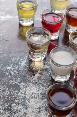 Çeşitli alkollü içkiler. Şarap, konyak, likör, tentür, konyak, viski bardaklarda kümesi. Alkol ve alkollü kokteyller ve içecek yapmak için çok çeşitli. Metin için yer kopyalayın