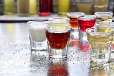Çeşitli alkollü içkiler. Şarap, konyak, likör, tentür, konyak, viski bardaklarda kümesi. Alkol ve alkollü kokteyller ve içecek yapmak için çok çeşitli. Metin için yer kopyalayın
