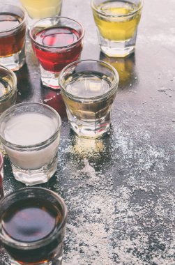 Çeşitli alkollü içkiler. Şarap, konyak, likör, tentür, konyak, viski bardaklarda kümesi. Alkol ve alkollü kokteyller ve içecek yapmak için çok çeşitli. Metin için yer kopyalayın