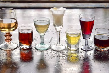 Çeşitli alkollü içkiler. Şarap, konyak, likör, tentür, konyak, viski bardaklarda kümesi. Alkol ve alkollü kokteyller ve içecek yapmak için çok çeşitli. Metin için yer kopyalayın