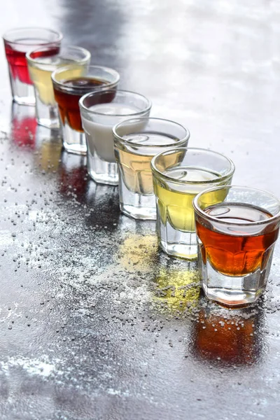 Çeşitli alkollü içkiler. Şarap, konyak, likör, tentür, konyak, viski bardaklarda kümesi. Alkol ve alkollü kokteyller ve içecek yapmak için çok çeşitli. Metin için yer kopyalayın