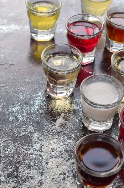 Çeşitli alkollü içkiler. Şarap, konyak, likör, tentür, konyak, viski bardaklarda kümesi. Alkol ve alkollü kokteyller ve içecek yapmak için çok çeşitli. Metin için yer kopyalayın