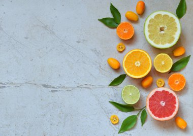 Narenciye ışık arka plan üzerinde kümesi: portakal, mandalina, limon, greyfurt, limon, Kamkat, mandalina. Taze organik sulu meyve. Vitamin C. sağlıklı gıda kavramı kaynağıdır. Kopya alanı