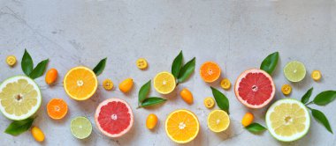 Narenciye ışık arka plan üzerinde kümesi: portakal, mandalina, limon, greyfurt, limon, Kamkat, mandalina. Taze organik sulu meyve. Kaynak vitamin C. sağlıklı gıda kavramı kopya alanı