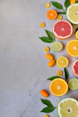 Narenciye ışık arka plan üzerinde kümesi: portakal, mandalina, limon, greyfurt, limon, Kamkat, mandalina. Taze organik sulu meyve. Vitamin C. sağlıklı gıda kavramı kaynağıdır. Kopya alanı