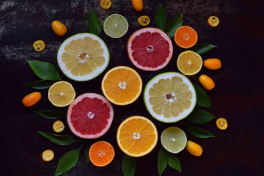 Koyu arka plan üzerinde narenciye kümesi: portakal, mandalina, limon, limon, greyfurt, Kamkat, mandalina. Taze organik sulu meyve. Vitamin C. sağlıklı gıda kavramı kaynağıdır. Kopya alanı