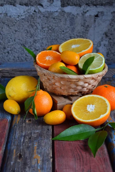 Csoportja, citrus, fából készült háttér: narancs, mandarin, citrom, grapefruit, lime, kamkvat, mandarin. Friss szerves lédús gyümölcsök. C. egészséges élelmiszerek fogalmát a-vitamin-forrás. Másolja a hely — Stock Fotó