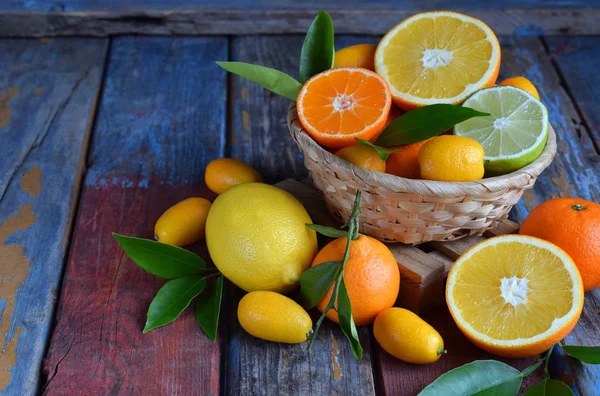 Set of citrus on wooden background: orange, mandarin, lemon, grapefruit, lime, kumquat, tangerine. Fresh organic juicy fruits. Source of vitamin C. Healthy food concept. Copy space — Stock Photo, Image