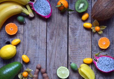 Olgun tropikal meyveler avokado, mango, Hindistan cevizi, carambola, muz, Kamkat, pitahaya, kivi ile karışımı. Superfood arka plan. Vejetaryen yiyecekler. Kopya alanı