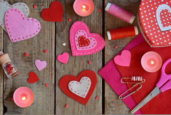 Kendi Ellerinle Keçe Yapma Pembe Kırmızı Kalpler Sevgililer Günü Arka — Stok fotoğraf