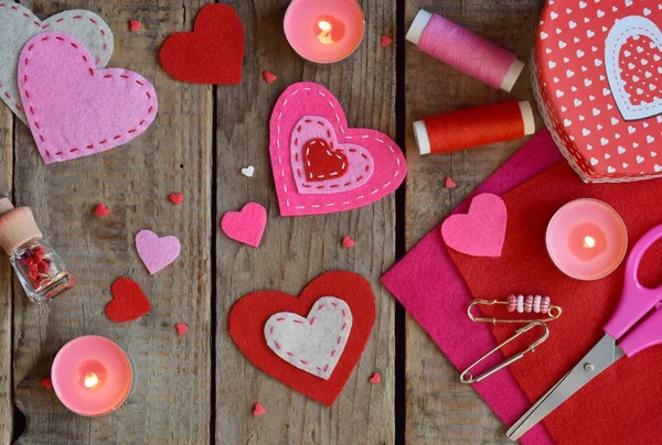 Kendi Ellerinle Keçe Yapma Pembe Kırmızı Kalpler Sevgililer Günü Arka — Stok fotoğraf