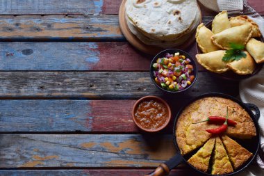 Meksika yemeği mix - Taco, Mısır ekmeği, domates, kırmızı soğan, limon, kişniş, Mısır ve acı biber sosu, empanadas salsa. Kopya alanı.